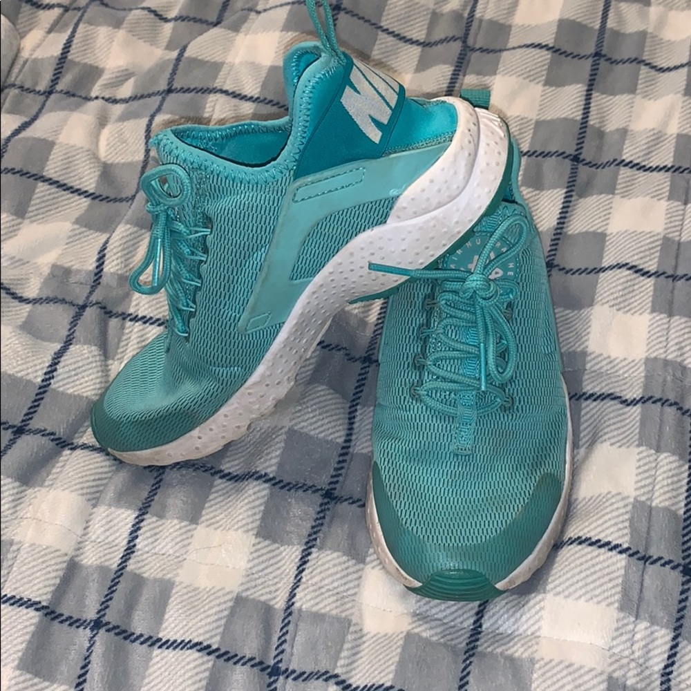 Nike huaraches. Super cute teal color